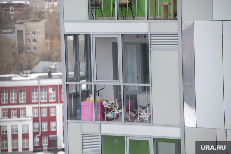    Девочка несколько минут ждала у подъезда, чтобы попасть в высотку