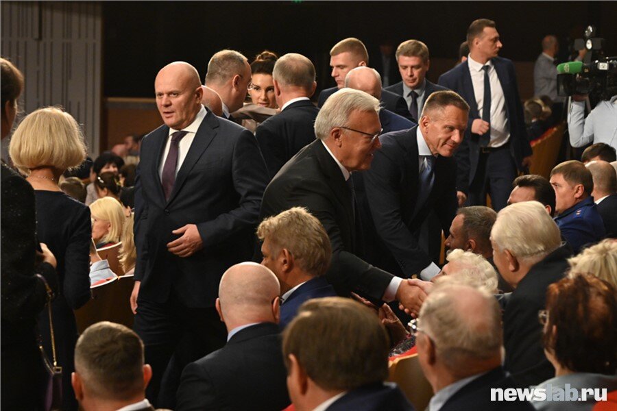 Александр Викторович тоже пришел на инаугурацию. А кто это справа от него? Узнали? Это же тоже бывший губернатор Красноярского края — Лев Кузнецов