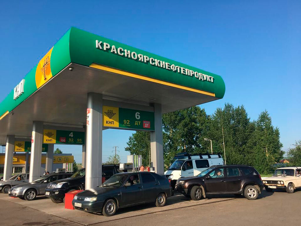     КНП располагает сетью из 172 АЗС, 10 нефтебаз и 5 лабораторий, где проверяется качество бензина. Начальная цена пакета акций, которые были выставлены на торги, составляла 2,3 млрд рублей