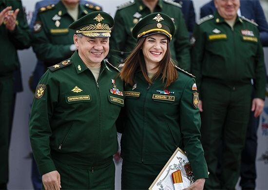 Сергей Шойгу и Елена Исинбаева. Фото из соцсетей.