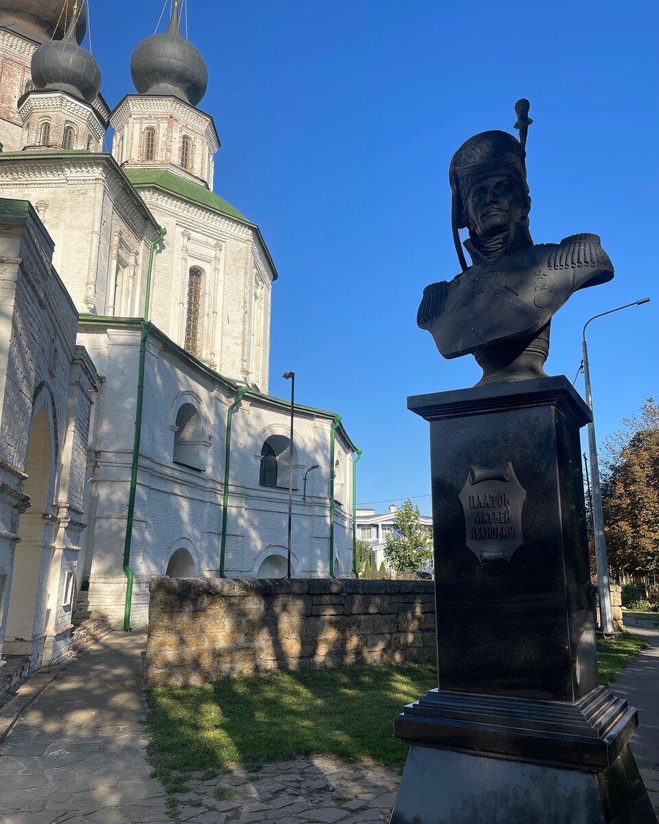 Помнит городок и знатные военные походы. Ведь именно отсюда, с вольных берегов Дона в далеком 1637 г. отправились казаки брать неприступный турецкий Азак (ныне город Азов). Им удалось не только взять его, но и удерживать в своих руках на протяжении четырех лет. Это событие получило в истории название «Азовское осадное сидение».