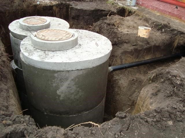 Где сделать выгребную яму, если не получается выкопать на въезде во двор? Два отличных варианта1