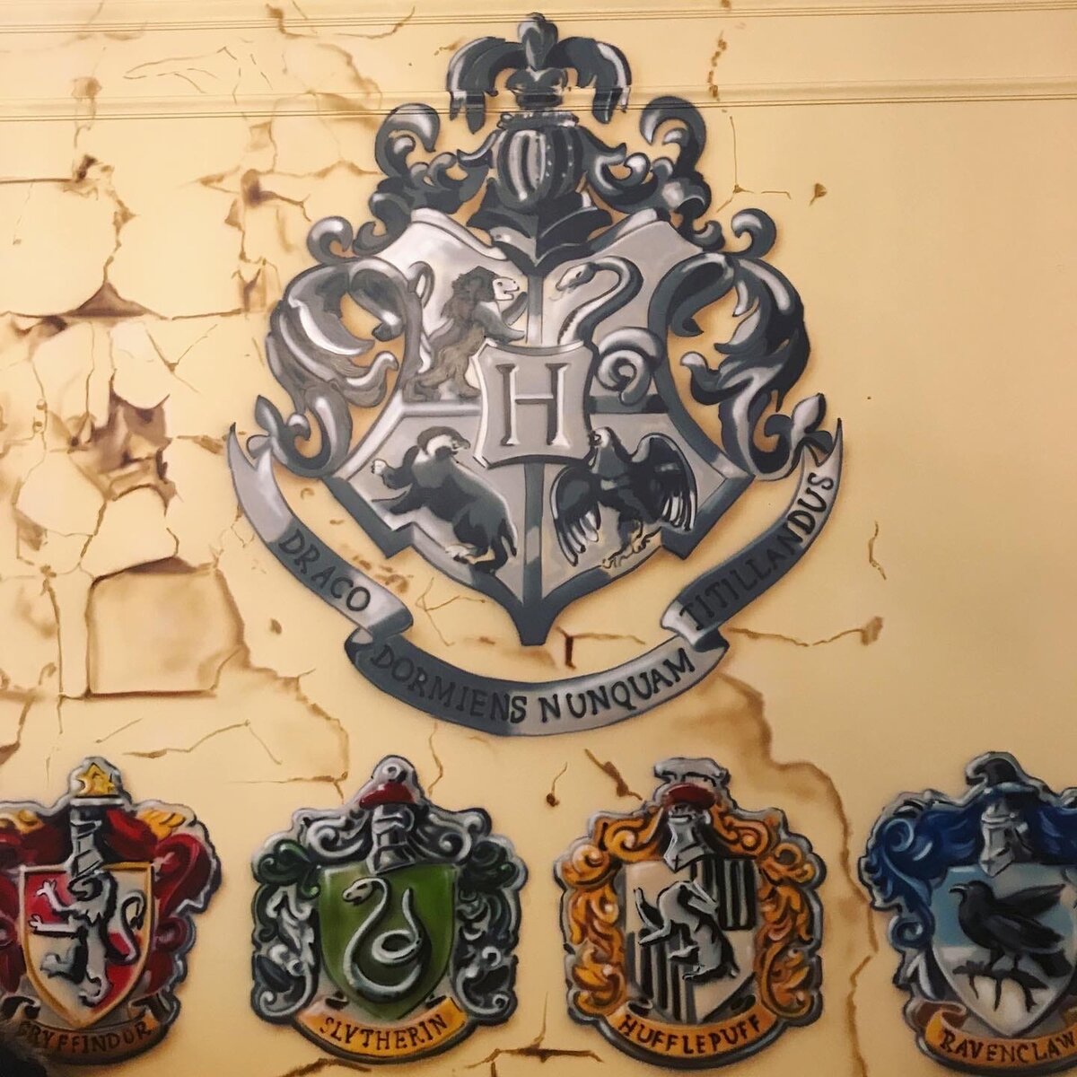 Стены кафе "Три метлы" в Санкт-Петербурге. Все факультеты Хогвартса. Фото автора.