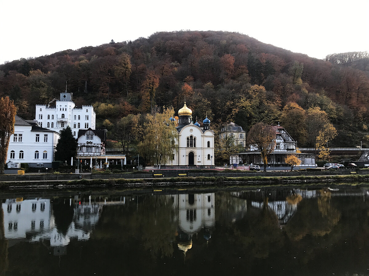 Мне кажется, очень символичное фото: Русская Православная церковь в Германии, город Бад-Эмс