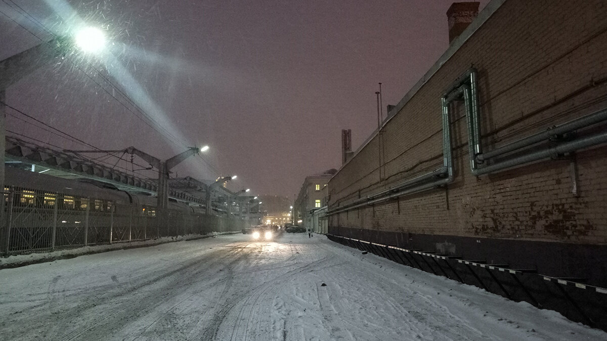 У вокзала. Вечер - не самое лучшее время для работы курьера, но фотографии выходят живописные.