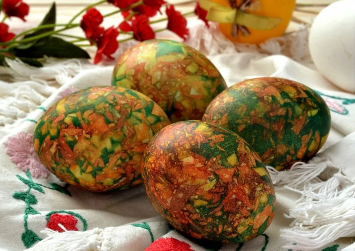 Красивые яйца на пасху своими руками. Яйца мраморные с зеленкой. Мраморные яйца на Пасху. Мраморные яйца в луковой шелухе с зеленкой. Мраморные яйца на Пасху с зеленкой.