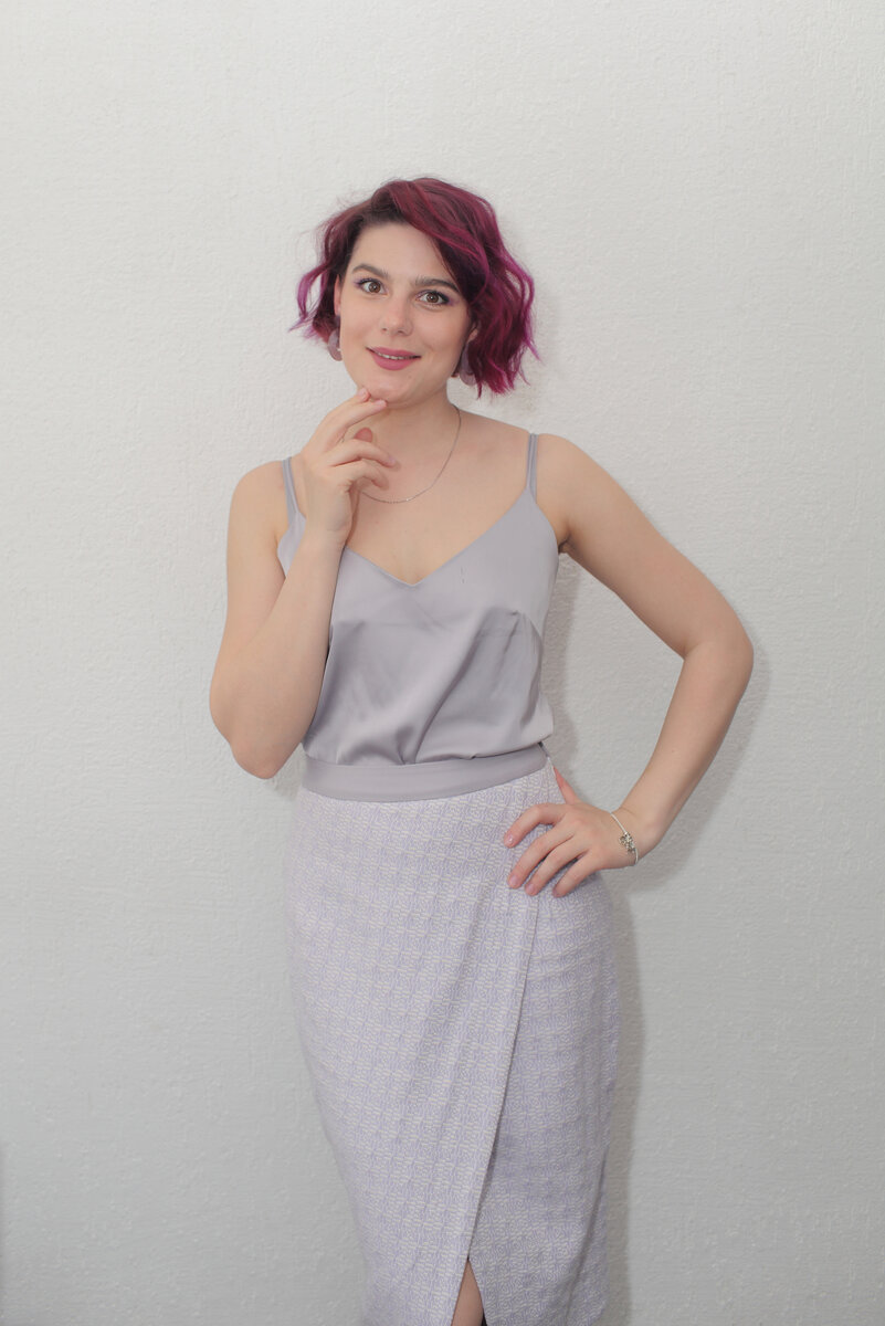 Приветствую вас на моем канале! Сегодня любимая женская тема с волосами! Думаю, каждая девушка хочет прямые завить, кудрявые выпрямить. Из брюнетки стать блондинкой и подстричь длинные волосы под мальчика :)