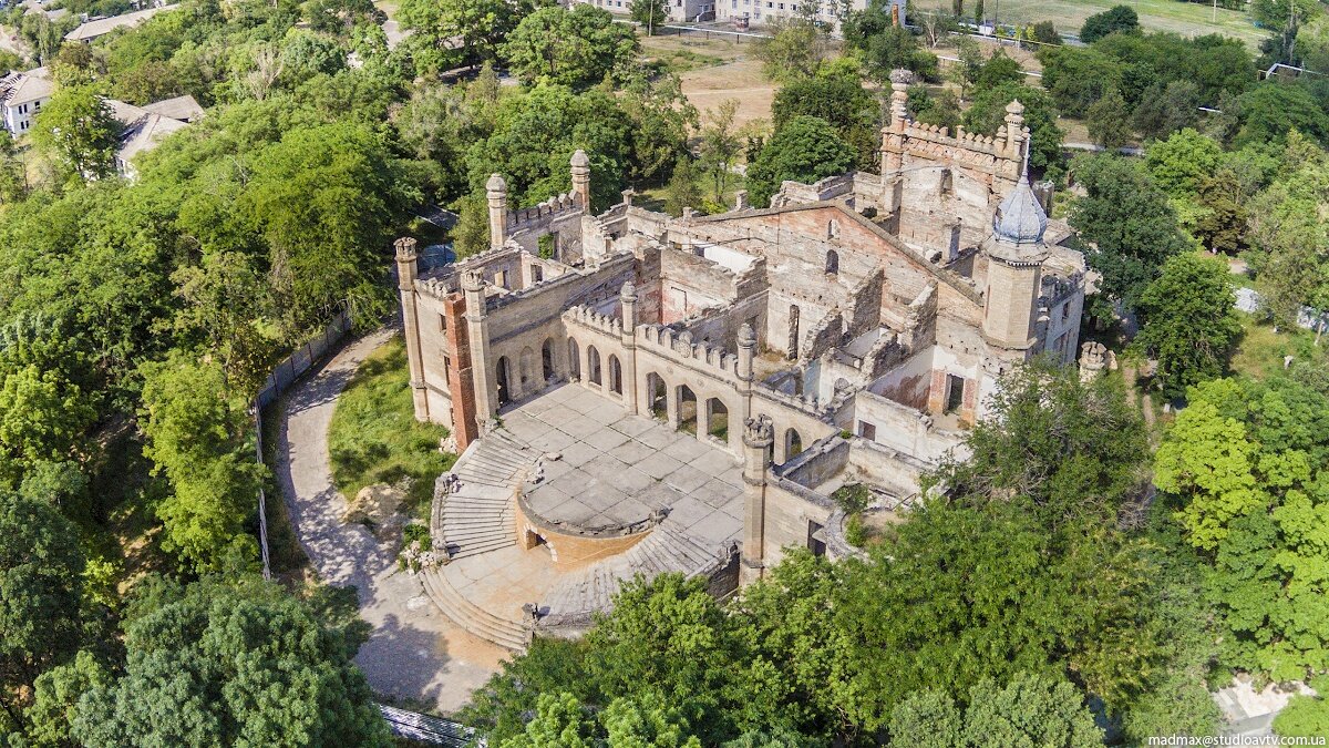 До реставрации, ещё без кровли.