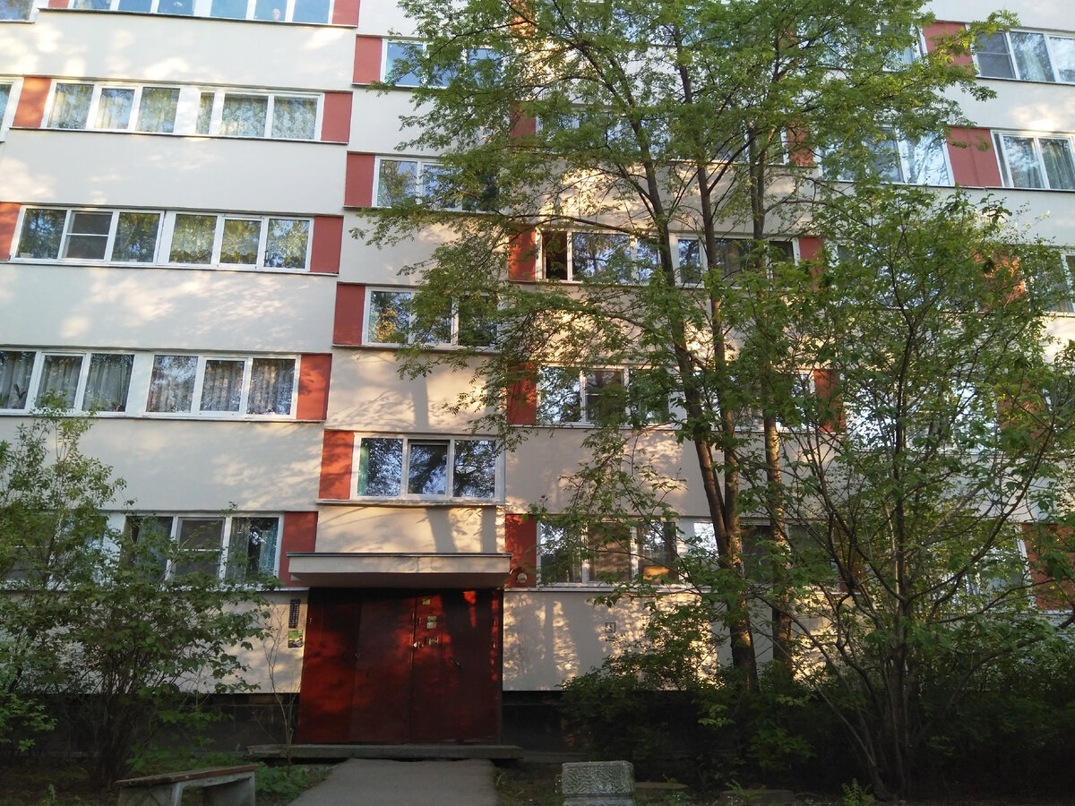 Подъезд дома 99 по проспекту Ветеранов. Здесь на восьмом этаже, в квартире 101, с 1985 по 1987 год жил Виктор Цой. Фото автора.