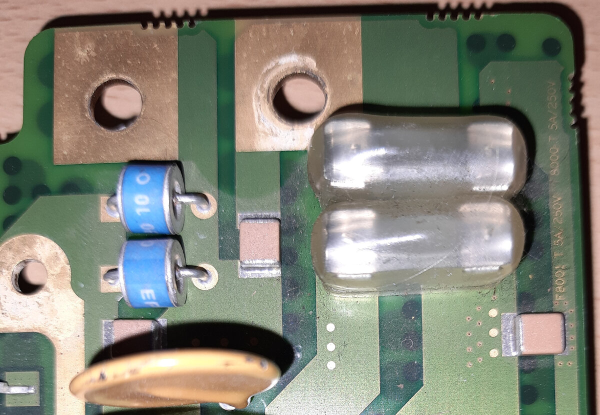 Бежевые прямоугольники на печатной плате отвечают за уменьшение накопленного межкорпусного статического потенциала и играют роль шунтов для наведенных ВЧ токов. Емкость 470нФ. Синие цилиндры - разрядники для того чтобы ограничить энергию межкорпусного заряда и направить ее в тепло.