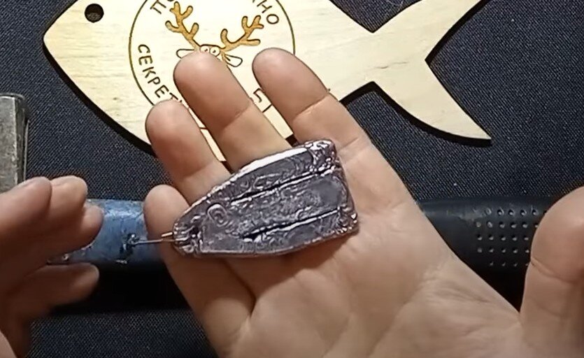 Свинцовый груз с карабином и вертлюгом. Основа кормушки.