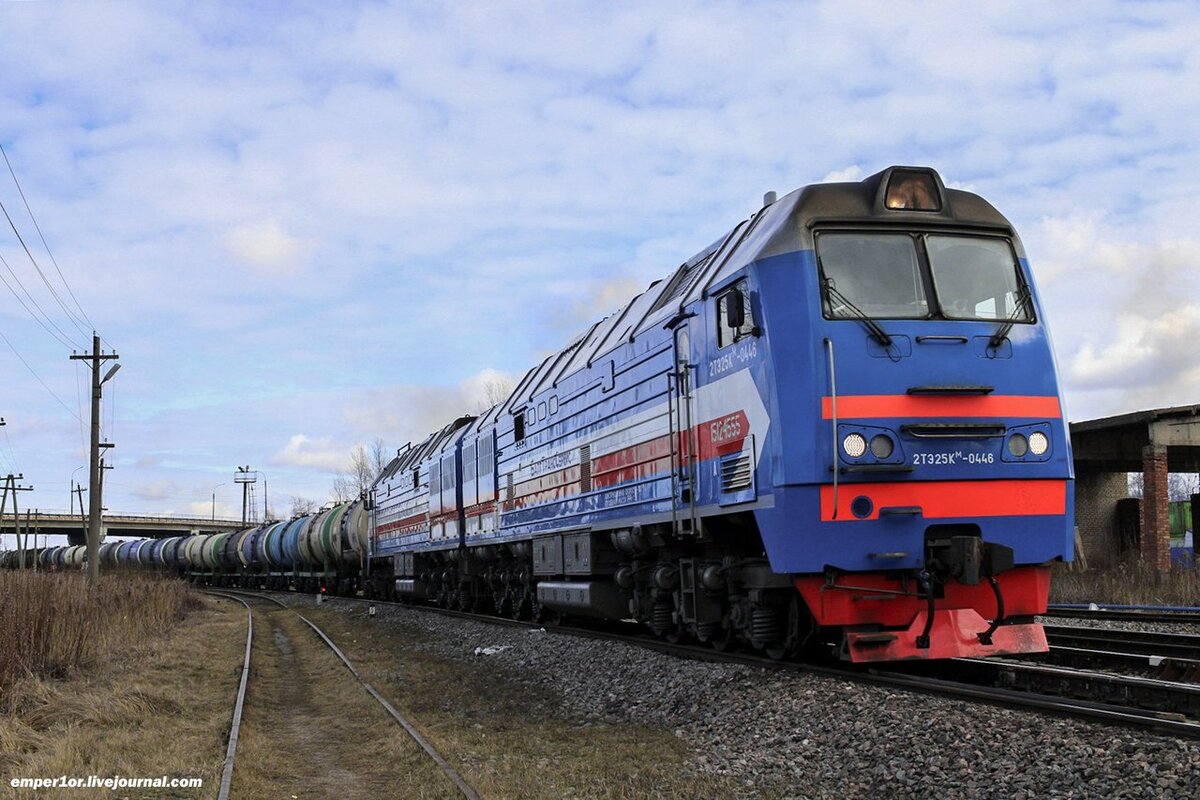 Тепловоз 2ТЭ25КМ-0446 с грузовым поездом, станция Старая Русса.