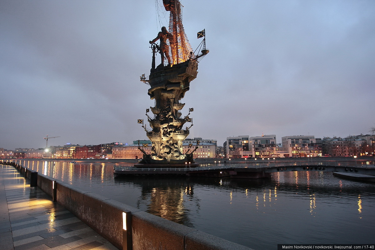 Памятник Петру 1 в Москве на Москве реке. Памятник Петру в Москве на набережной. Статуя Петра в Москве. Памятник Петру на Болотной набережной.