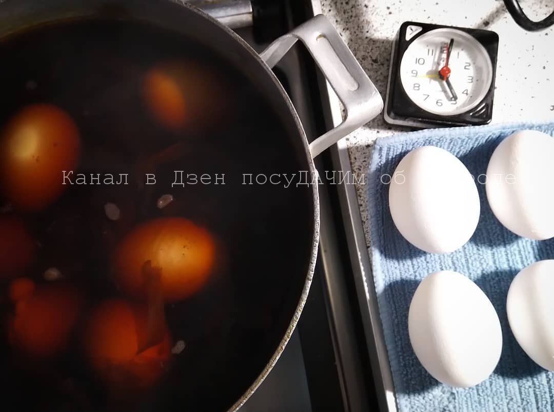 На Пасху яйца, только сваренные в луковой шелухе 