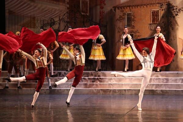 – У каждого это индивидуально, все зависит от природы. То, что дано ею, сложнее теряется, а то, что наработано на репетициях, уходит моментально. У меня, к тому же, еще есть и возрастные ограничения. Наша профессия заканчивается через 20 лет карьеры, потому что организм изнашивается, и уже не та гибкость, не та пластичность, не тот прыжок. У мужчин, например, в первую очередь костенеет спина. Все выглядит легко только на сцене, но есть очень много нюансов. Даже когда мы приходим после отпуска, первое время дышим тяжелее. Не бывает одинаковых спектаклей по ощущению и по исполнению. Организм реагирует и на погоду, и на давление. Иногда в эйфории скачешь, а иногда заставляешь себя сделать какие-то движения. А в условиях карантина держать форму было катастрофически сложно. 

