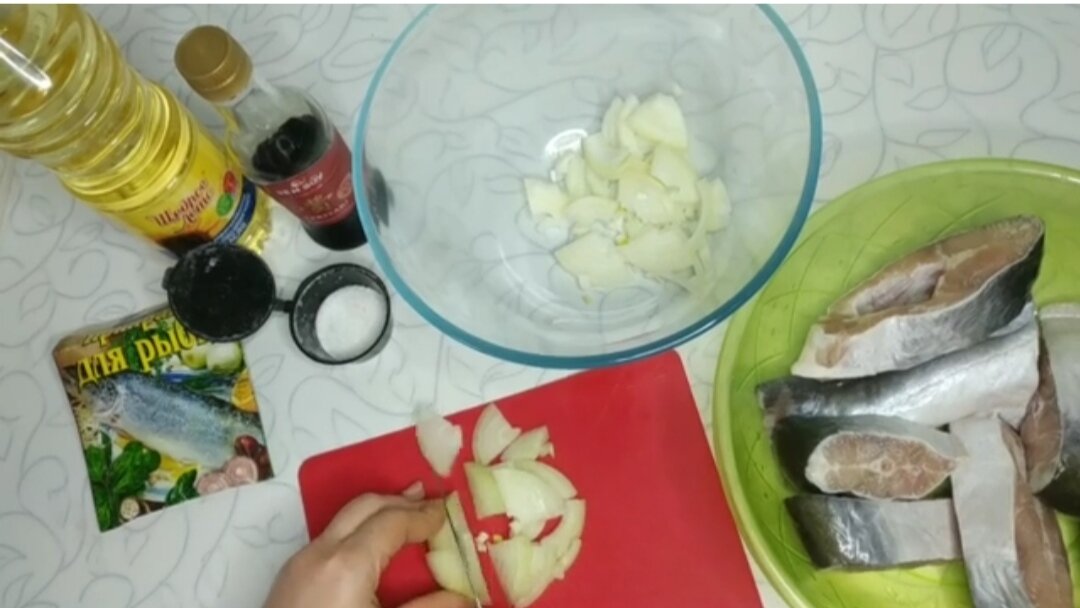Лук режем четверть кольцами