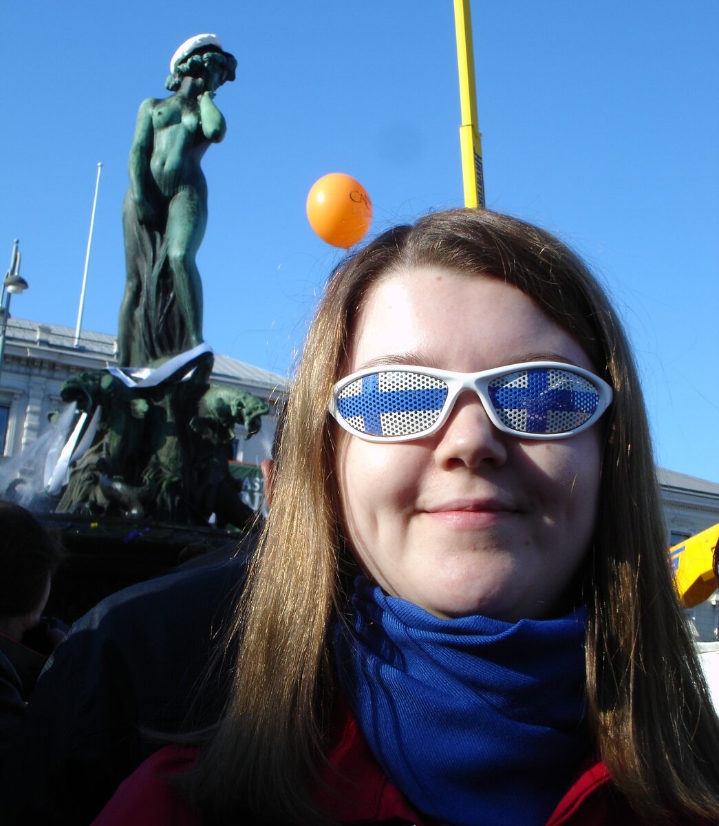 Фото: Elvira Hyvönen. Я и фонтан Хавис Аманда в Хельсинки. Мой первый праздник Ваппу в 2009 году.