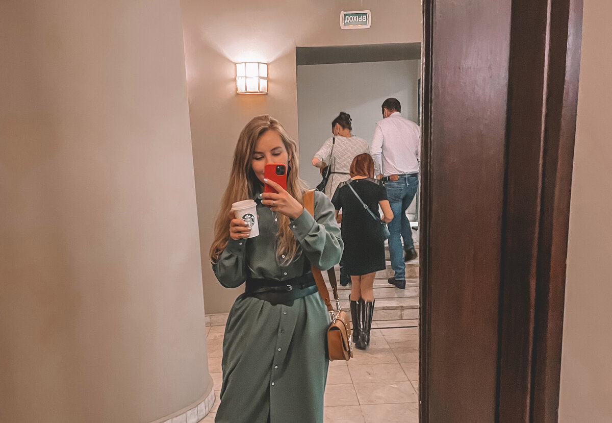 Фотаюсь перед спектаклем, еще не подозревая, что меня ждет... В зрительном зале фото запрещены, так что ничего не покажу оттуда.