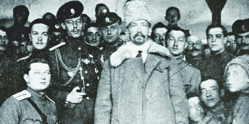 В центре Л.Г. Корнилов, чуть левее М.О. Неженцев