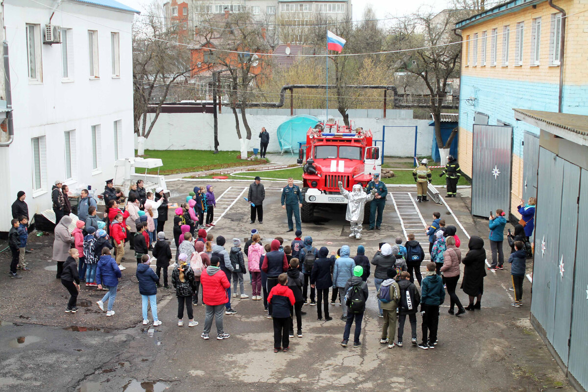 Больше фото: https://lydinovo.ru/posts/v-lyudinove-shkolnikam-ustroili-ekskursiyu-s-kvestami-po-pozharnoy-chasti
