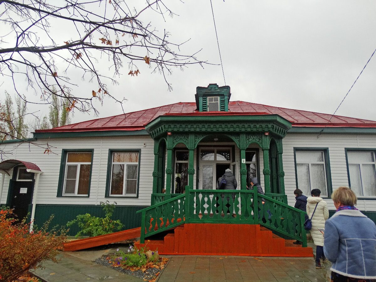 Группа идёт в музей