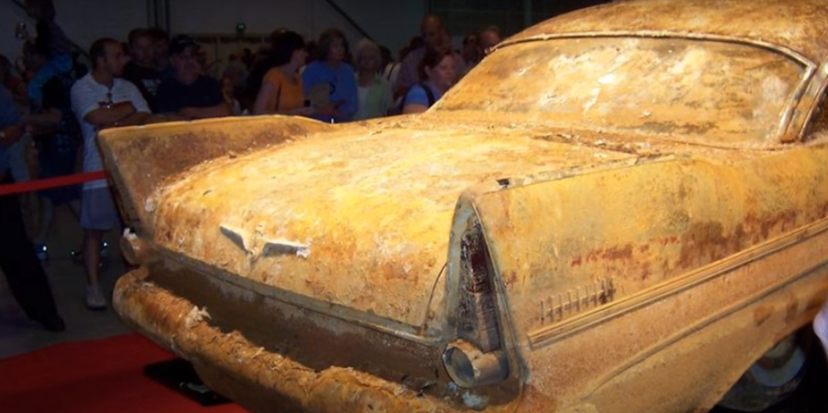 Капсула времени: В США законсервировали новый автомобиль на 50 лет, фото того, что с ним стало после вскрытия капсулы
