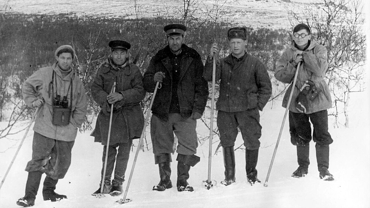 Перевал Дятлова. Поисковики с лыжными палками.