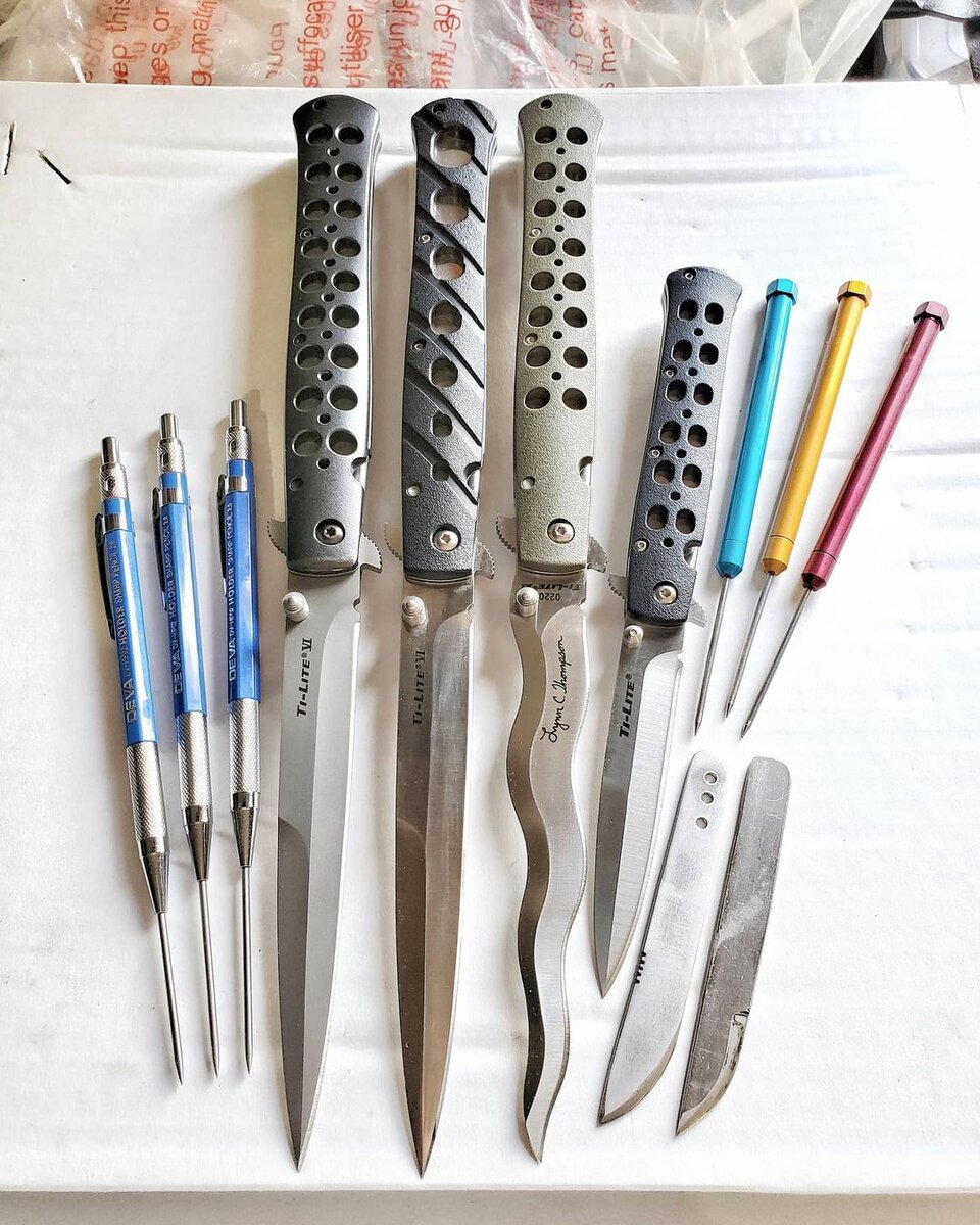 Ти-лайт 6 со стандартным и волнообразным клинком + Ти-лайт 4 для сравнения. Сразу видно, какой нож выделяется из общей картины. На клинке написано имя дизайнера.