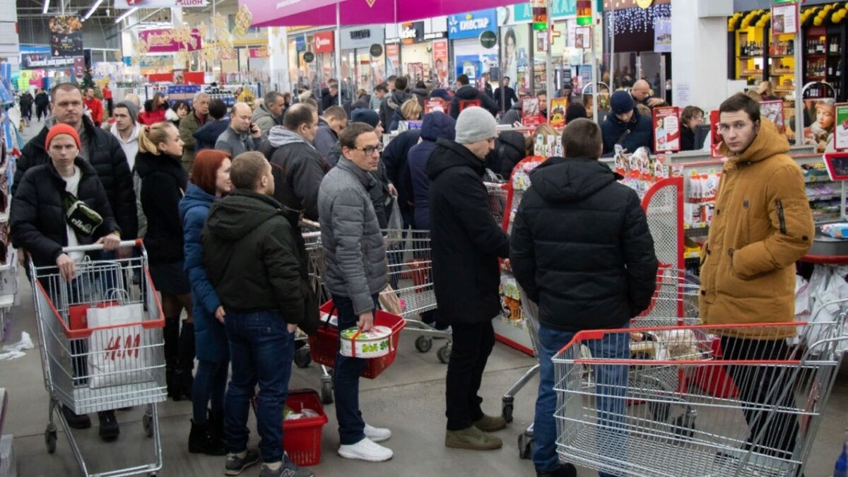 Кажется, что нет никакой пандемии, в магазинах, забитых покупателями, ни у кого нет масок, включая кассиров. 