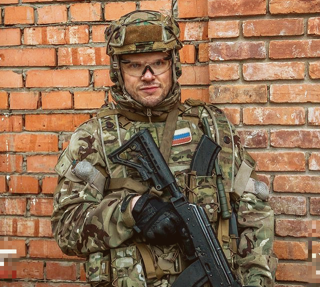 Владимиру к лицу военная форма