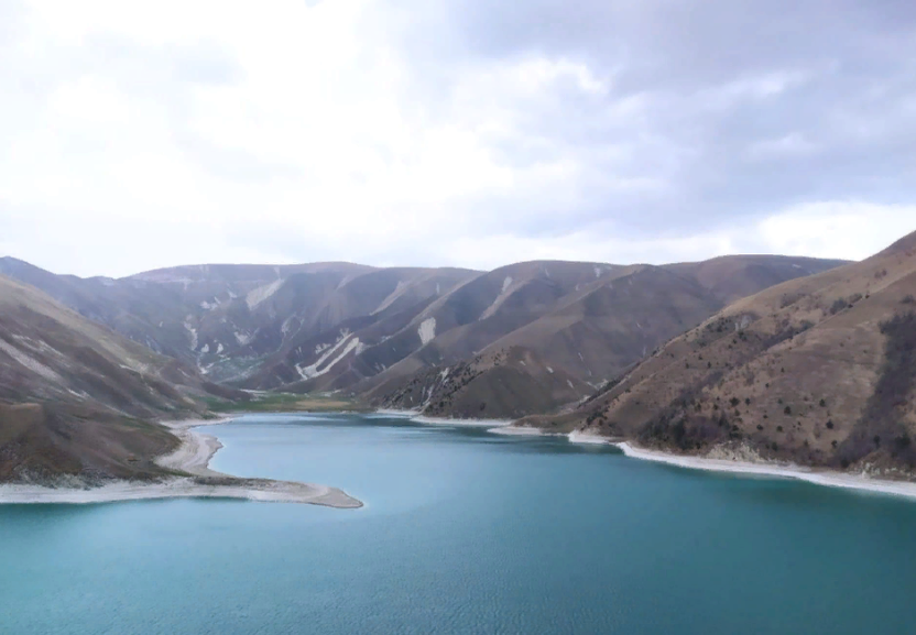 Вот такая красотища на Кезенойам. И вокруг — никого, только ты, озеро и горы
