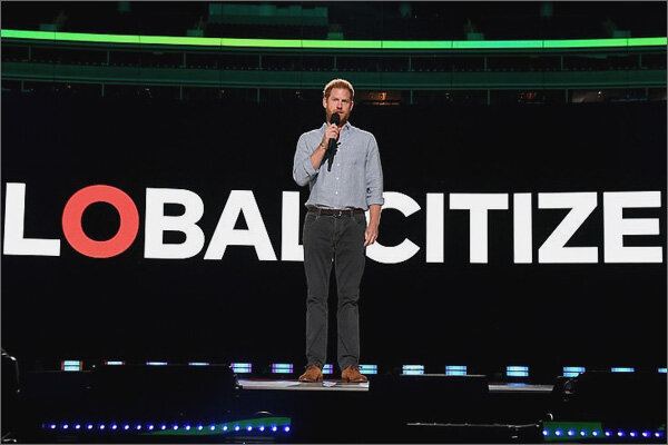 «Принц выходит на сцену в Лос-Анджелесе под аплодисменты и говорит зрителям, что они «классные». Анонс материала о выступлении герцога Сассекского на концерте VAX LIVE в твиттере Daily Mail (https://twitter.com/DailyMailUK)