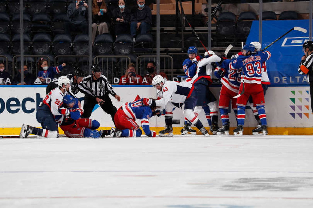 В матче "Нью-Йорк" - "Рейнджерс" кипели нешуточные страсти. Фото: НХЛ