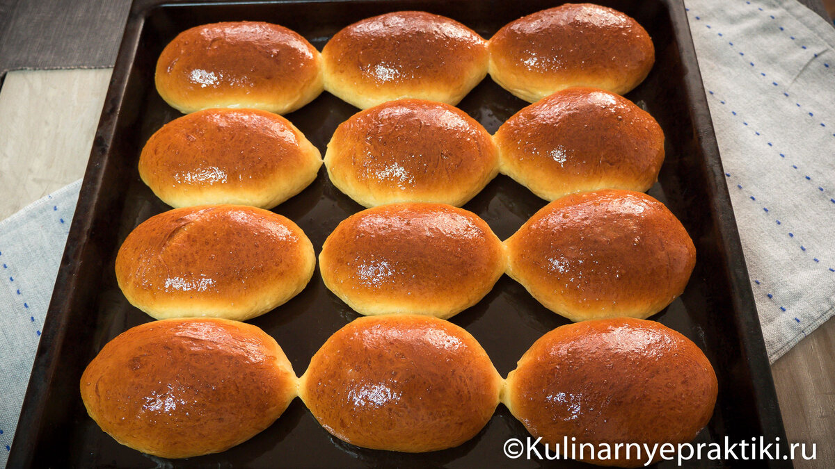 Чтобы пирожки лучше пропекались - колобки надо делать одинакового размера. Оптимальный размер - от 55 до 70 грамм. У нас здесь все заготовки для пирожков были массой 62-66 гр.