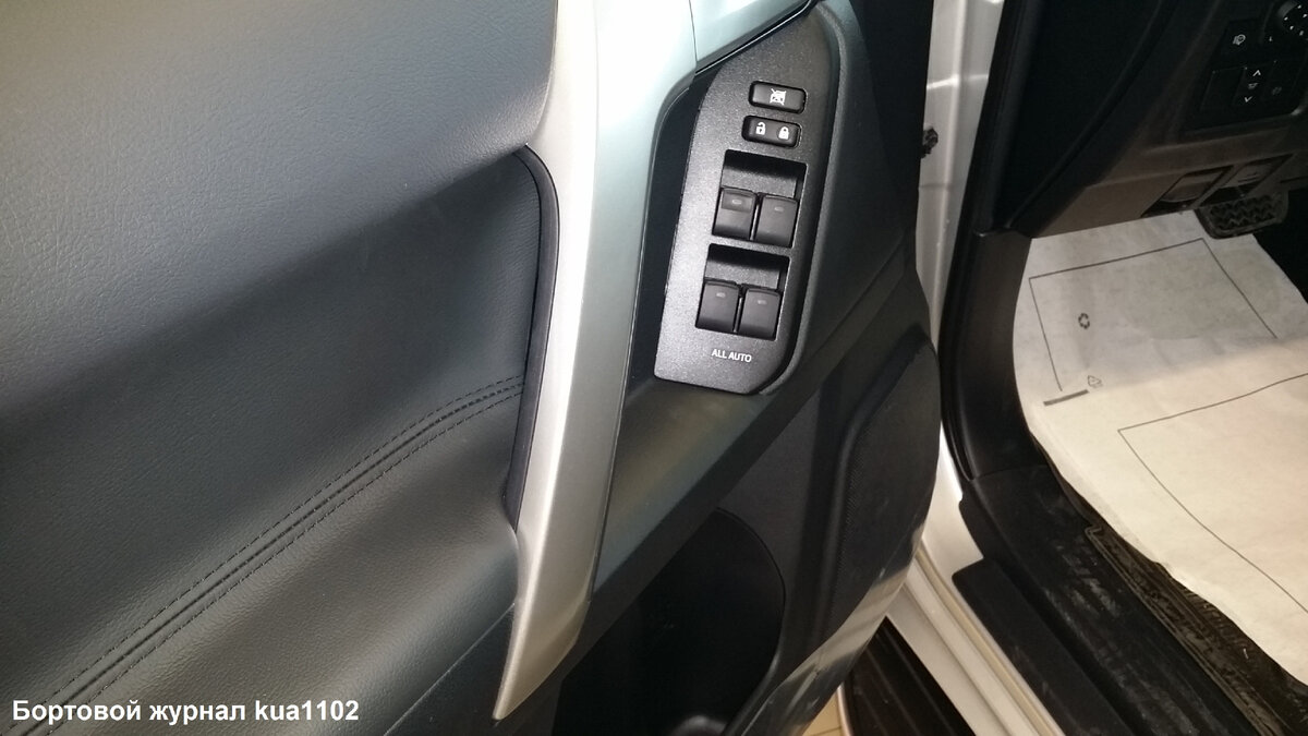 На водительской двери находятся блок управления стеклоподъемниками и блокировкой дверей. Автор фотографии kua1102