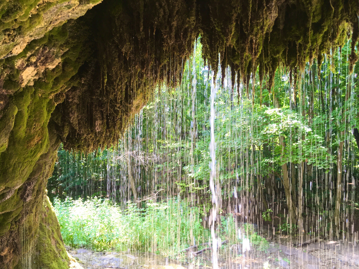 Водяной занавес водопада, вид из грота.