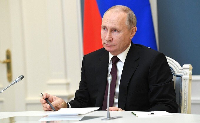Путин пишет ответ на обращение. Возможно именно Вам?