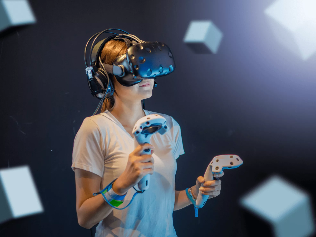 Игрок vr. VR виртуальная реальность. Шлем виртуальной реальности. Виртуальная реальность дети. Человек в ВР.