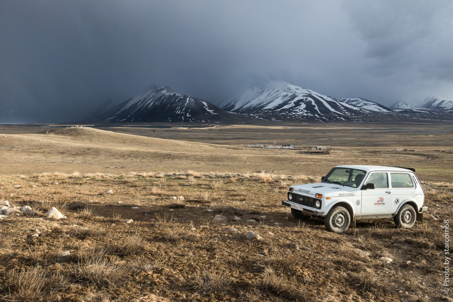 Вид на пограничную заставу "Зоркуль" и опорный пункт с правого борта долины реки Памир. На дальнем плане северные отроги Ваханского хребта. Пик Согласия (5470 м) скрыт облачностью и сдуваемым с вершин снегом
