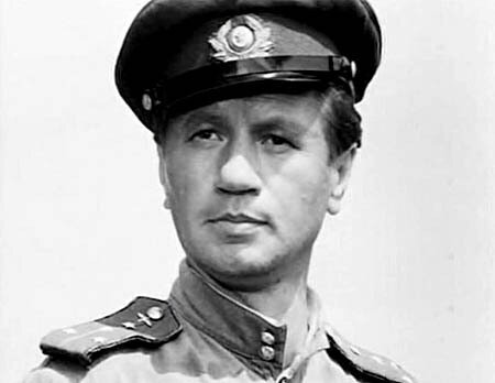 Леонид Быков, режиссёр и исполнитель главной роли в фильме "В бой идут одни "старики". Источник фото: https://www.kinopoisk.ru/picture/537578/