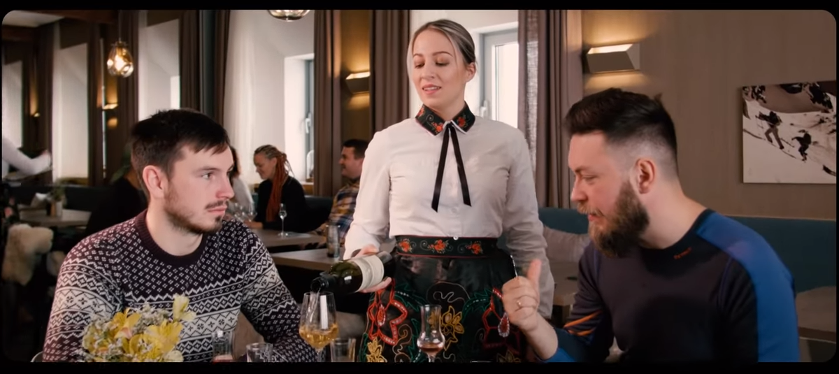 Девушка работает официанткой в баре.