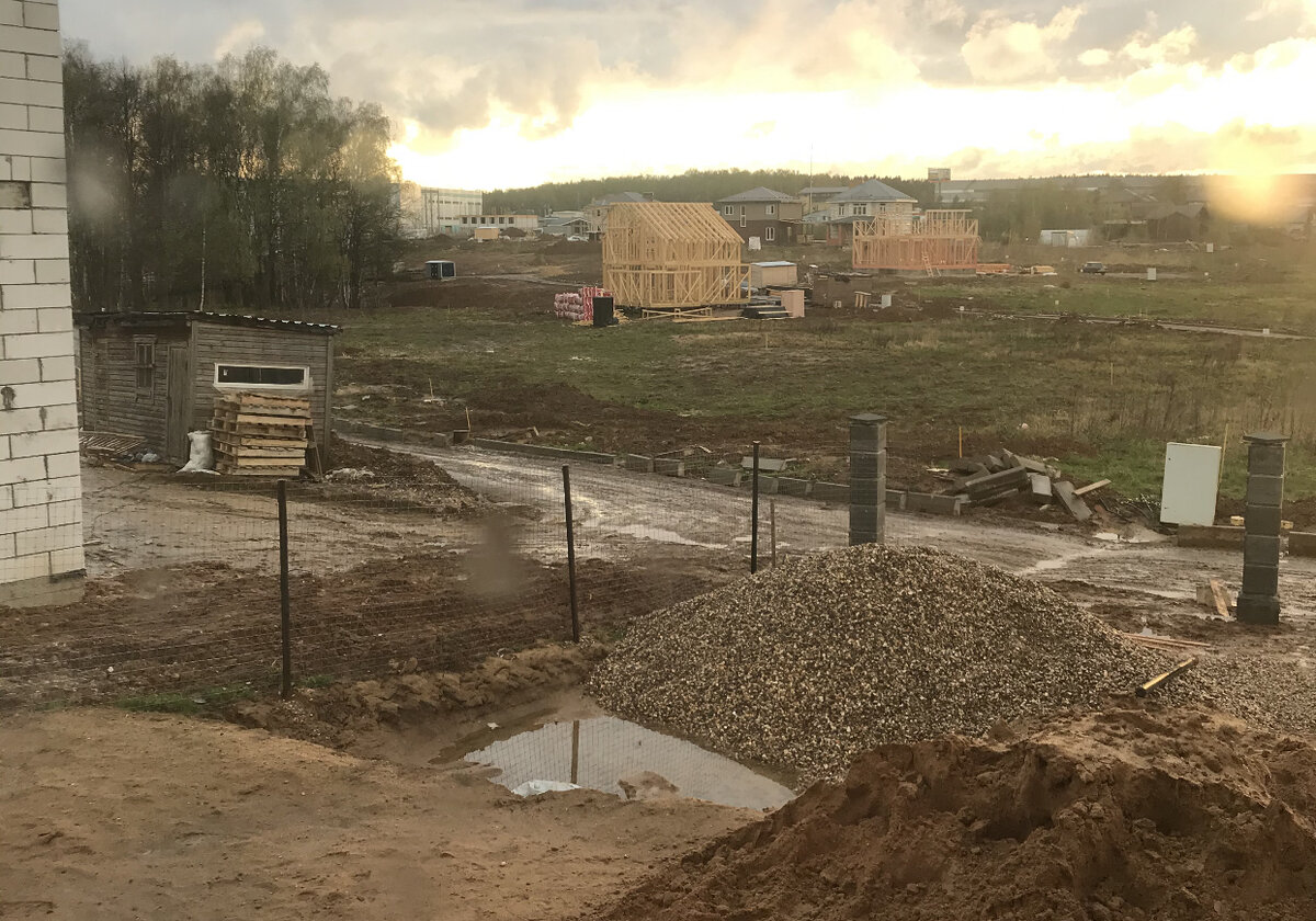 Никого кроме строек ( вид перед домом)