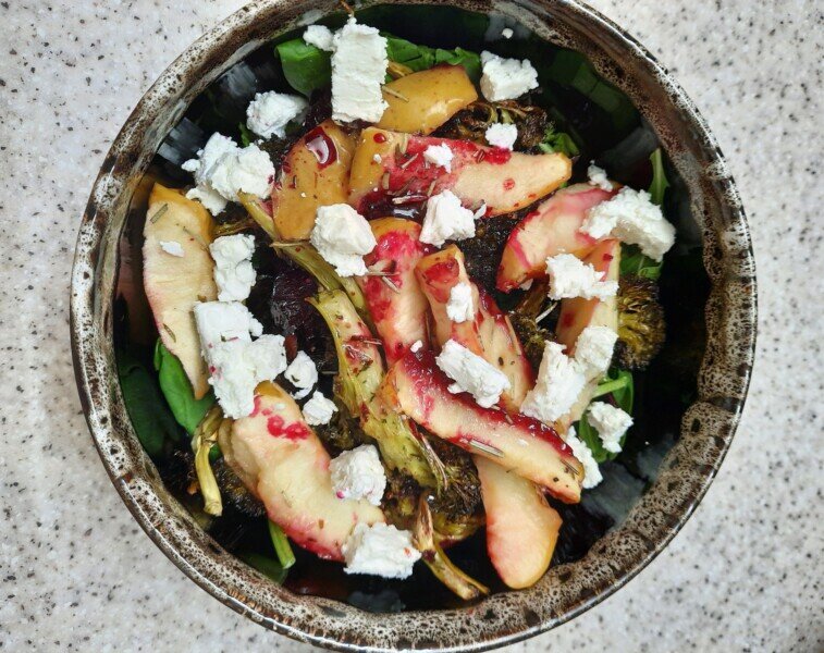 Рецепт приготовления салата из свежих и бланшированных овощей с зеленью - легкий и витаминный ужин в жаркий летний день