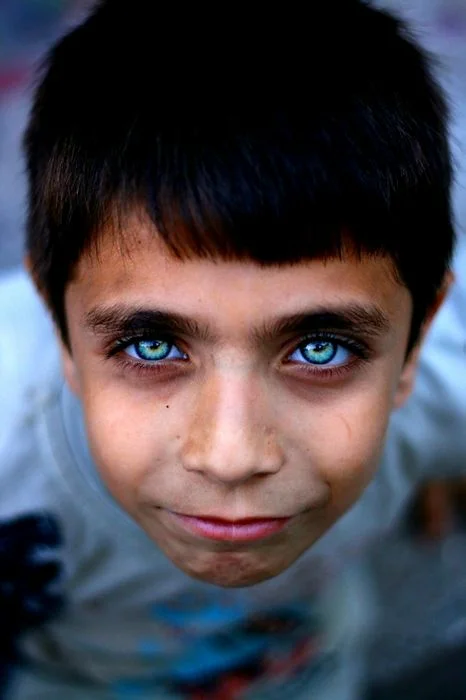 Самого редкого человека. Необычный цвет глаз. Редкий цвет глаз. Красивые редкие глаза. Самый необычный цвет глаз.