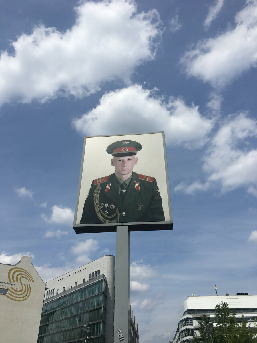 Пройти мимо или заблудиться, у вас точно не получится. 