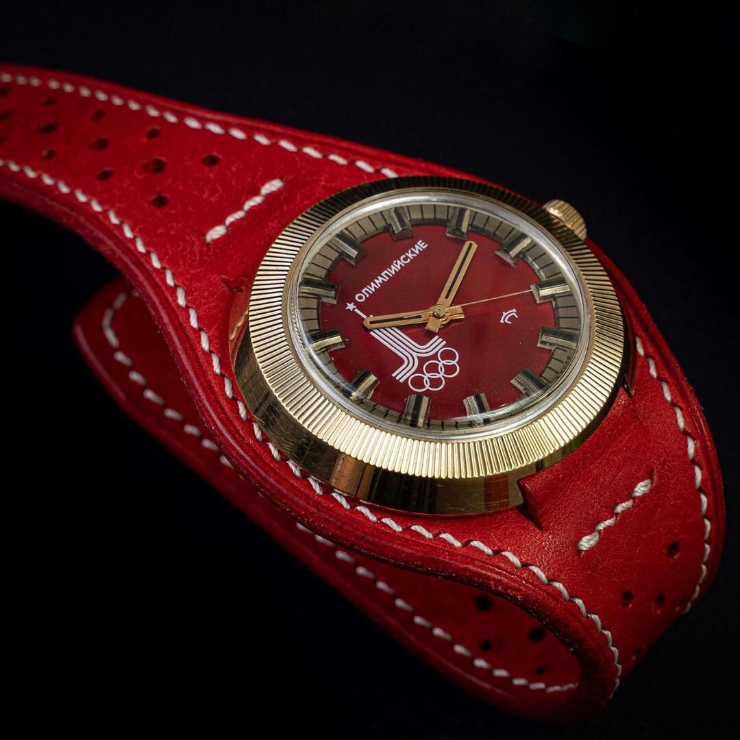 Часы «Ракета - Олимпийские», механические, корпус покрыт золотом (AU), ремешок сшит на заказ специально к этим часам. Стоимость 28000 рублей. Фото: instagram.com/p/CLtYUFSLUmB/