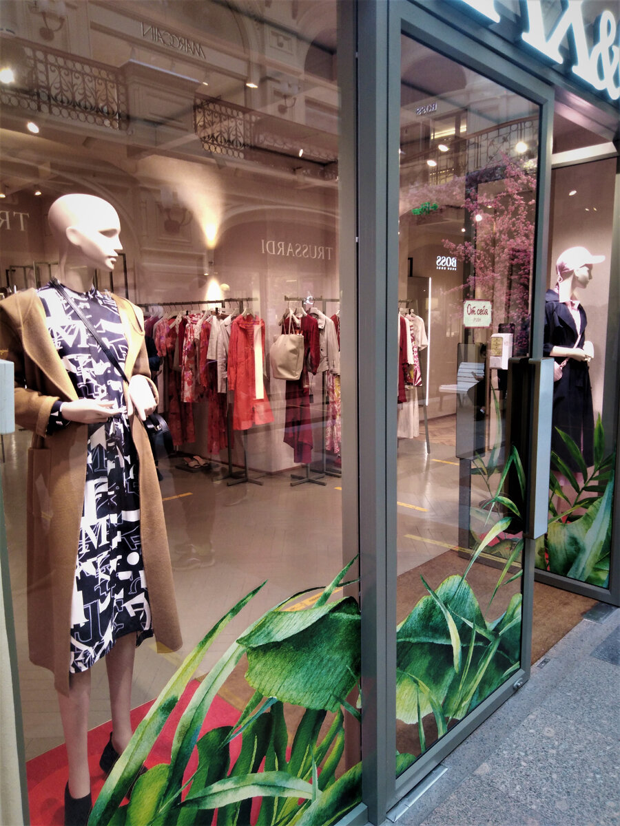 Витрины ГУМа обновляют только по ночам - так чтобы посетители видели только готовые экспозиции