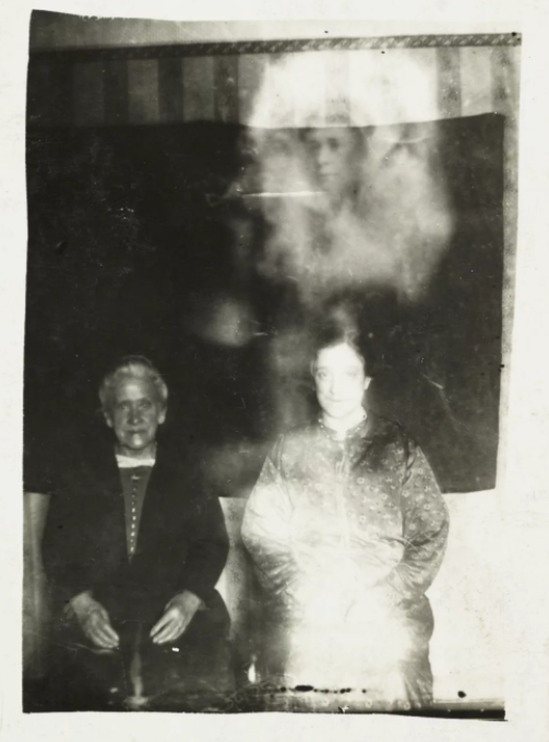 Вот такие фотографии приведений пользовались огромной популярностью на заре 20 века. Оказалось, все они не что иное, как фотомонтаж. 