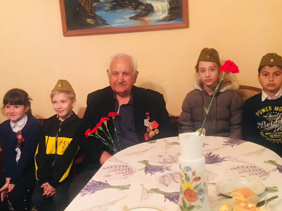 Фото:автора школьники с ветераном Учадзе Каином Константиновичем