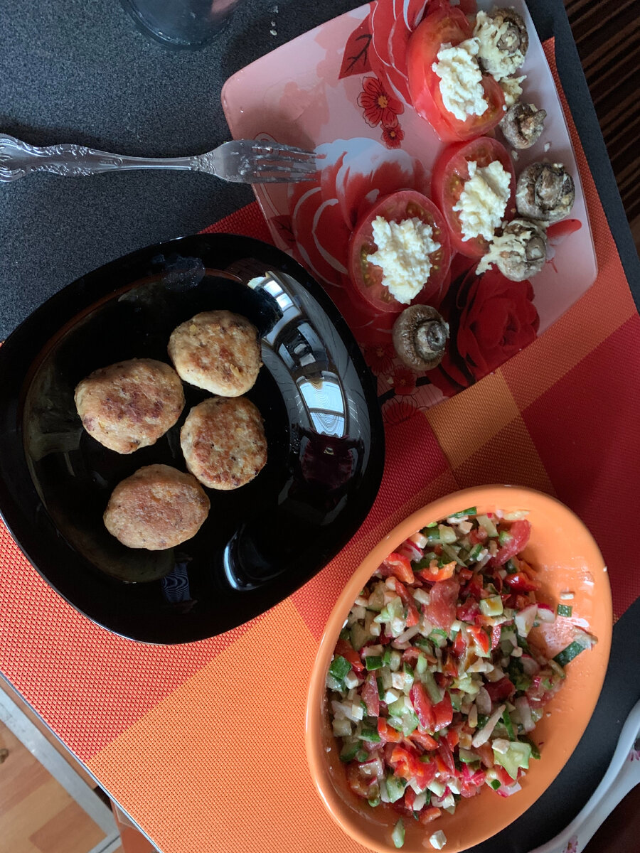 Мы сейчас стараемся питаться правильно и вкусно)